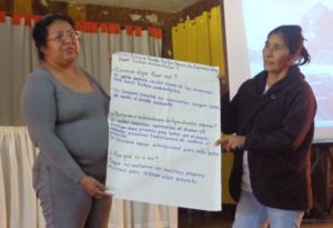 grupo de mujeres participando del taller