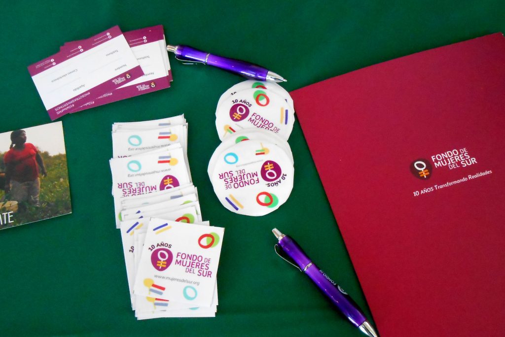 Stand del Fondo de Mujeres del Sur en el evento Mujeres disruptivas de Voces Vitales