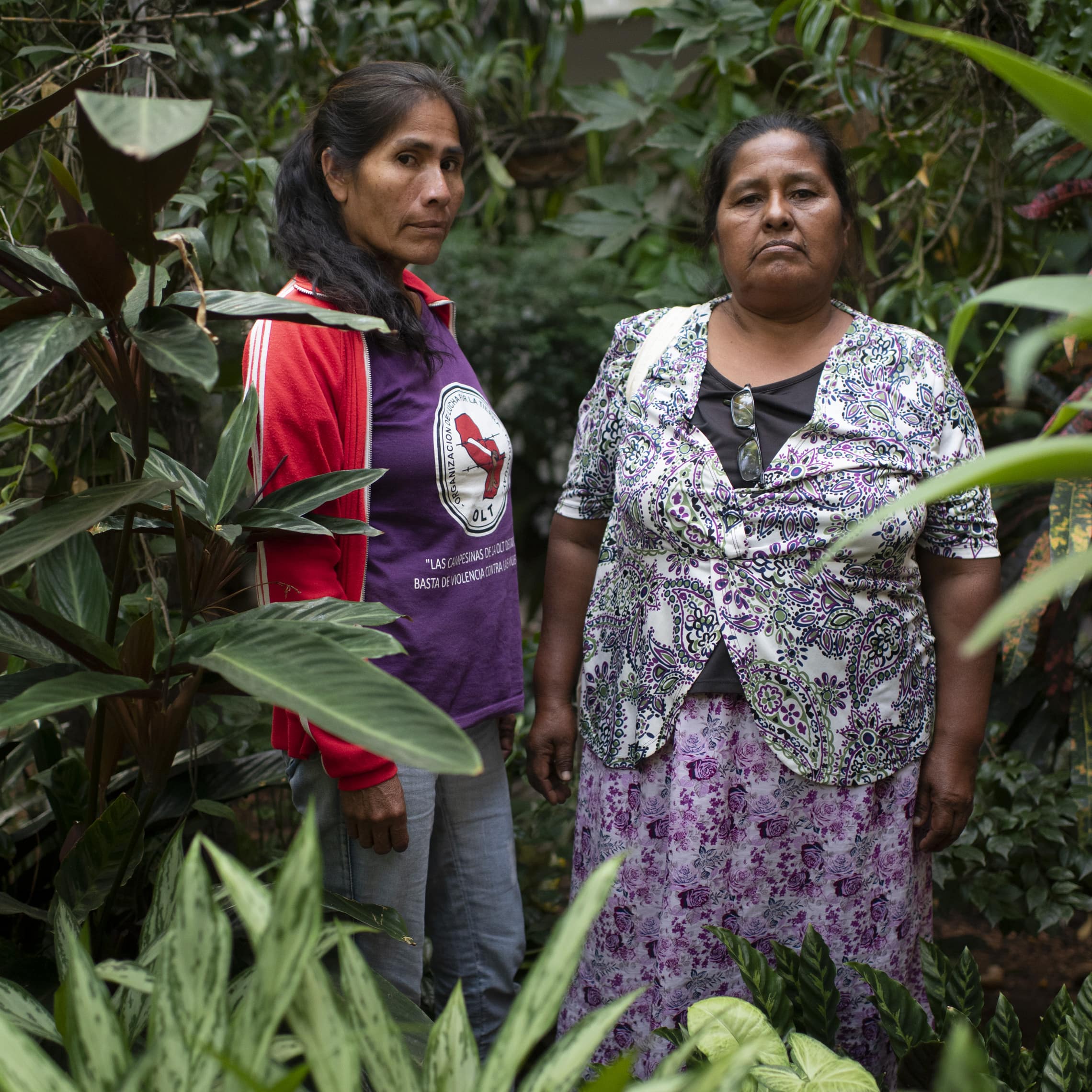 Elodia Solano Artesana del pueblo enxet, miembra de OMMI (Organización de Mujeres Mismo Indígena). Defensora del medioambiente. Elvira Recalde Artesana del pueblo enxet, miembra de OMMI. Defensora del medioambiente y del agua potable.