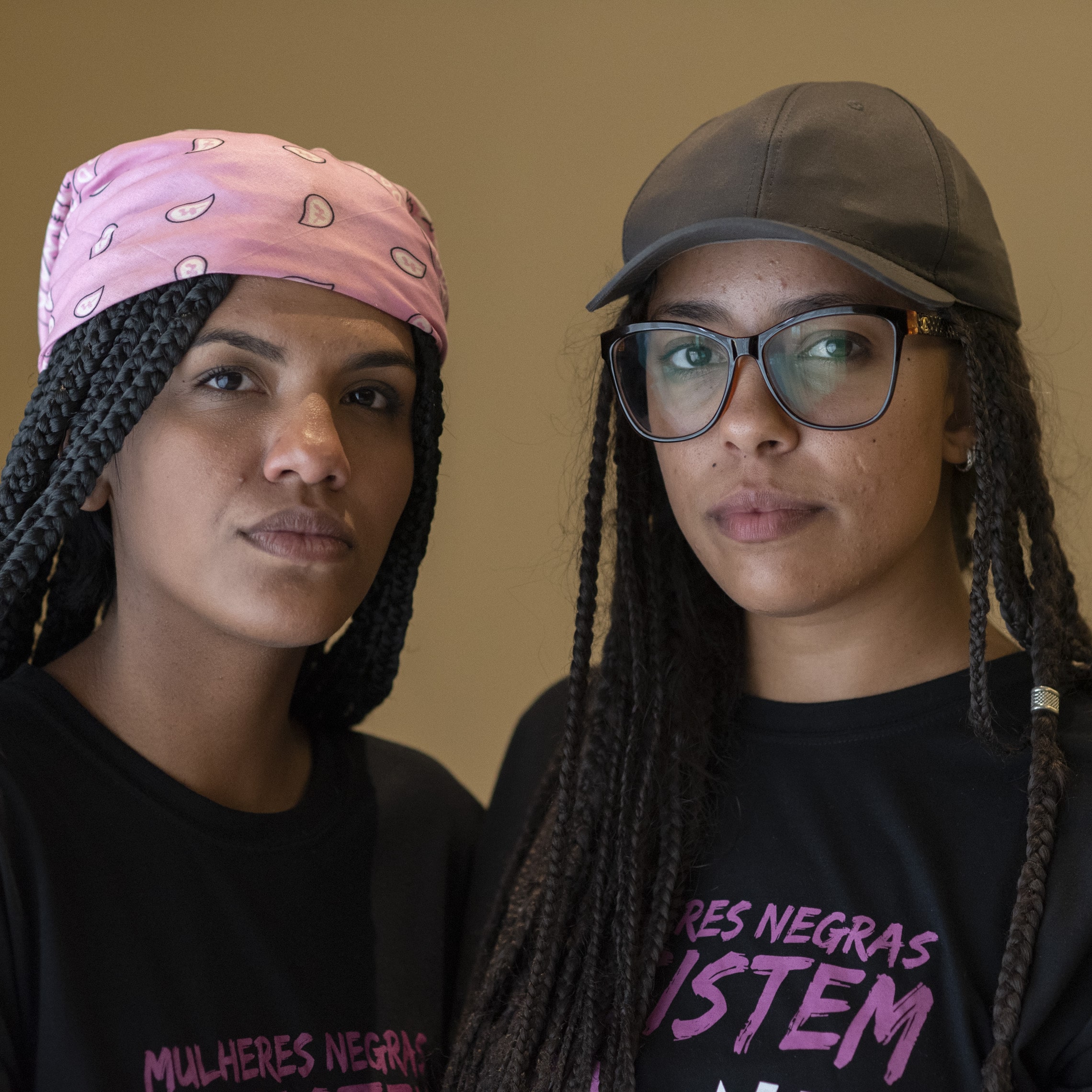 Thuanny Paes (@pretaindiaa) Actriz, performer, rapera y activista y feminista negra miembro activo del @coletivonega. Comprometida en promover la igualdad racial y de género a través del arte. Rita Roldan Nació en 1993 en la ciudad de Florianópolis / SC, sur de Brasil. Mujer negra, actriz, compositora musical, percusionista, estudiante de teatro e integrante de Coletivo Nega.